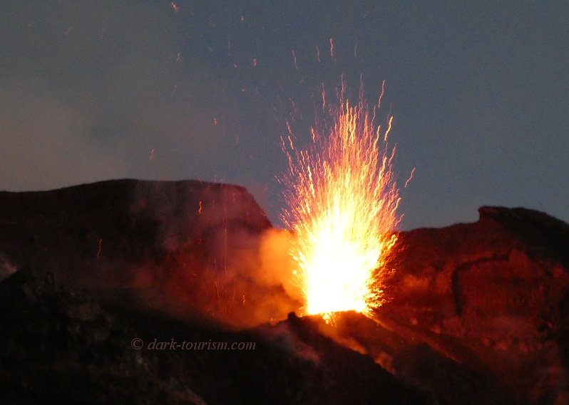 Stromboli 13   big burst by night